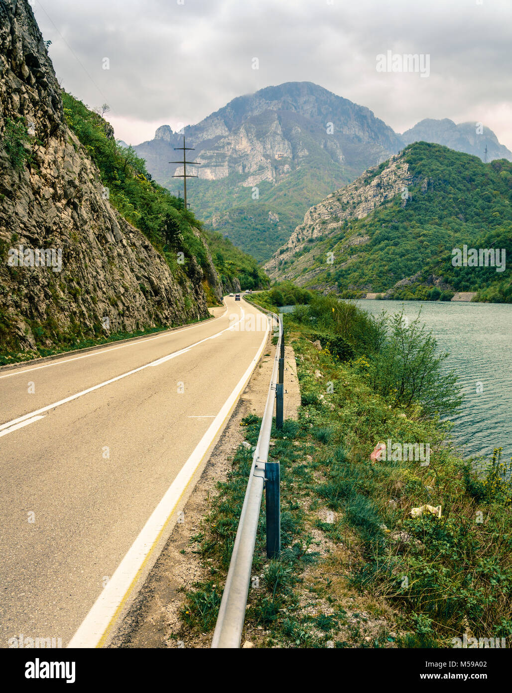 Autobahn durch die Berge entlang des Flusses Neretva in Bosnien und Herzegowina Stockfoto