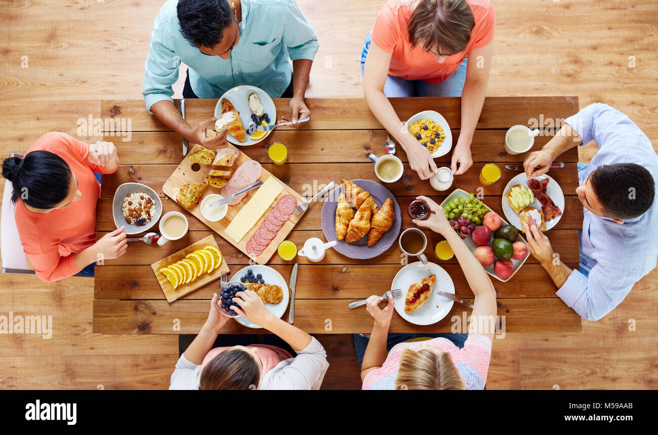 Gruppe von Personen mit Frühstück in der Tabelle Stockfoto
