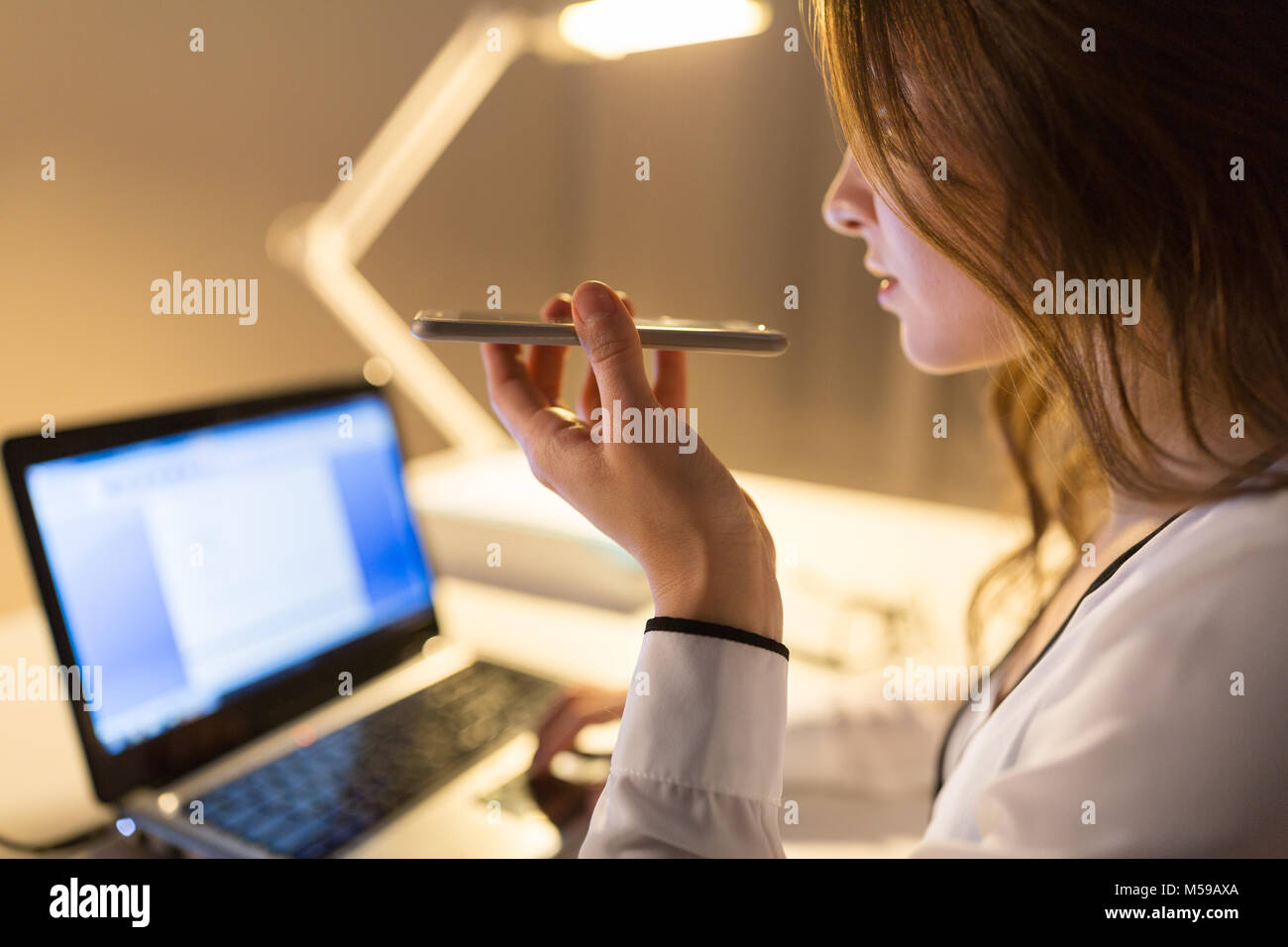 Geschäftsfrau mit Voice Recorder auf dem Smartphone Stockfoto