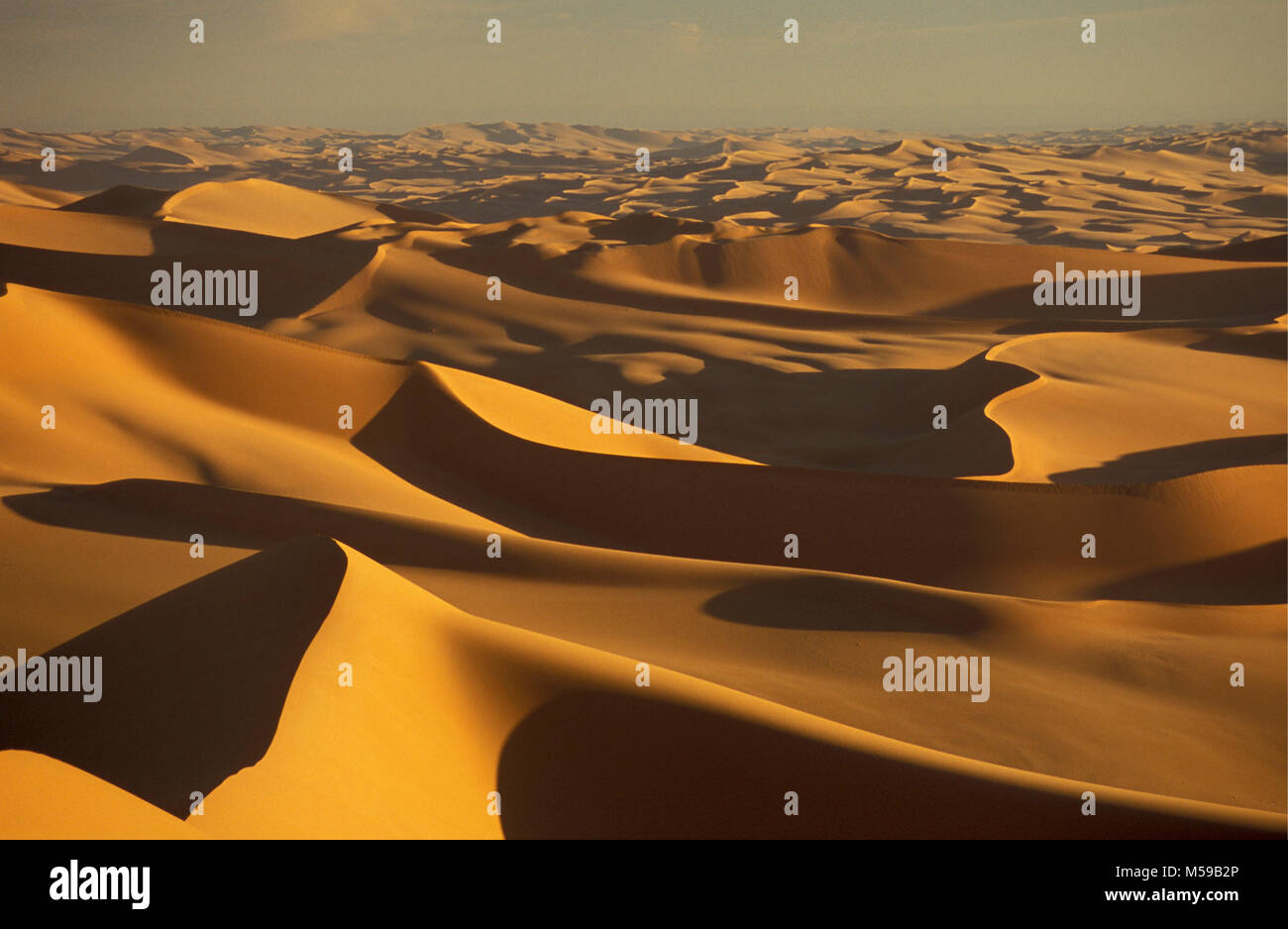 Libyen. In der Nähe von Ghat. VAN CASA Sand Meer. Sahara. Ungestört Sanddünen. Stockfoto