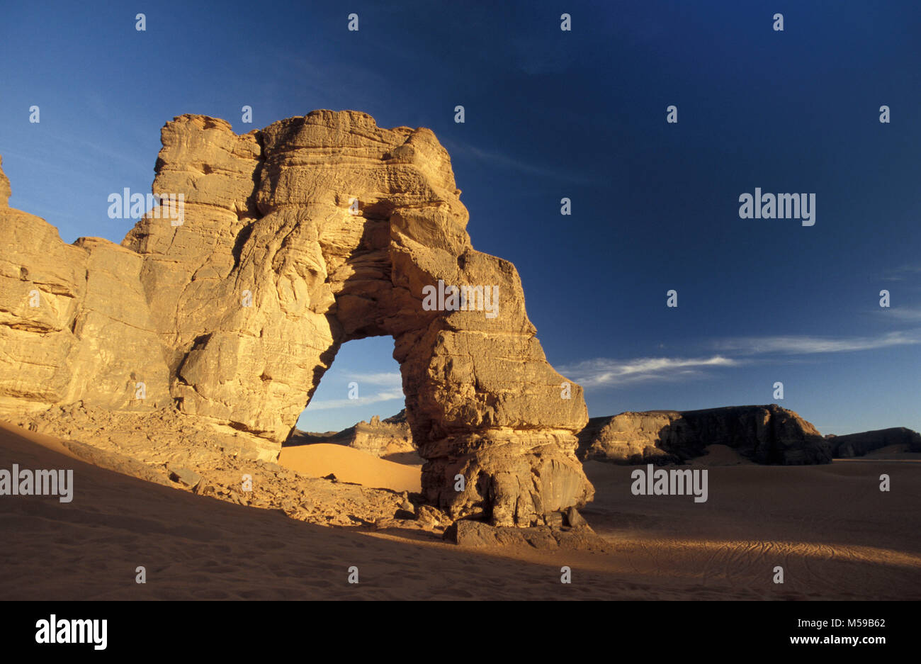 Libyen. In der Nähe von Ghat. Sahara. Akakus (acacus) National Park. Natural Arch Fezzenger genannt. Stockfoto