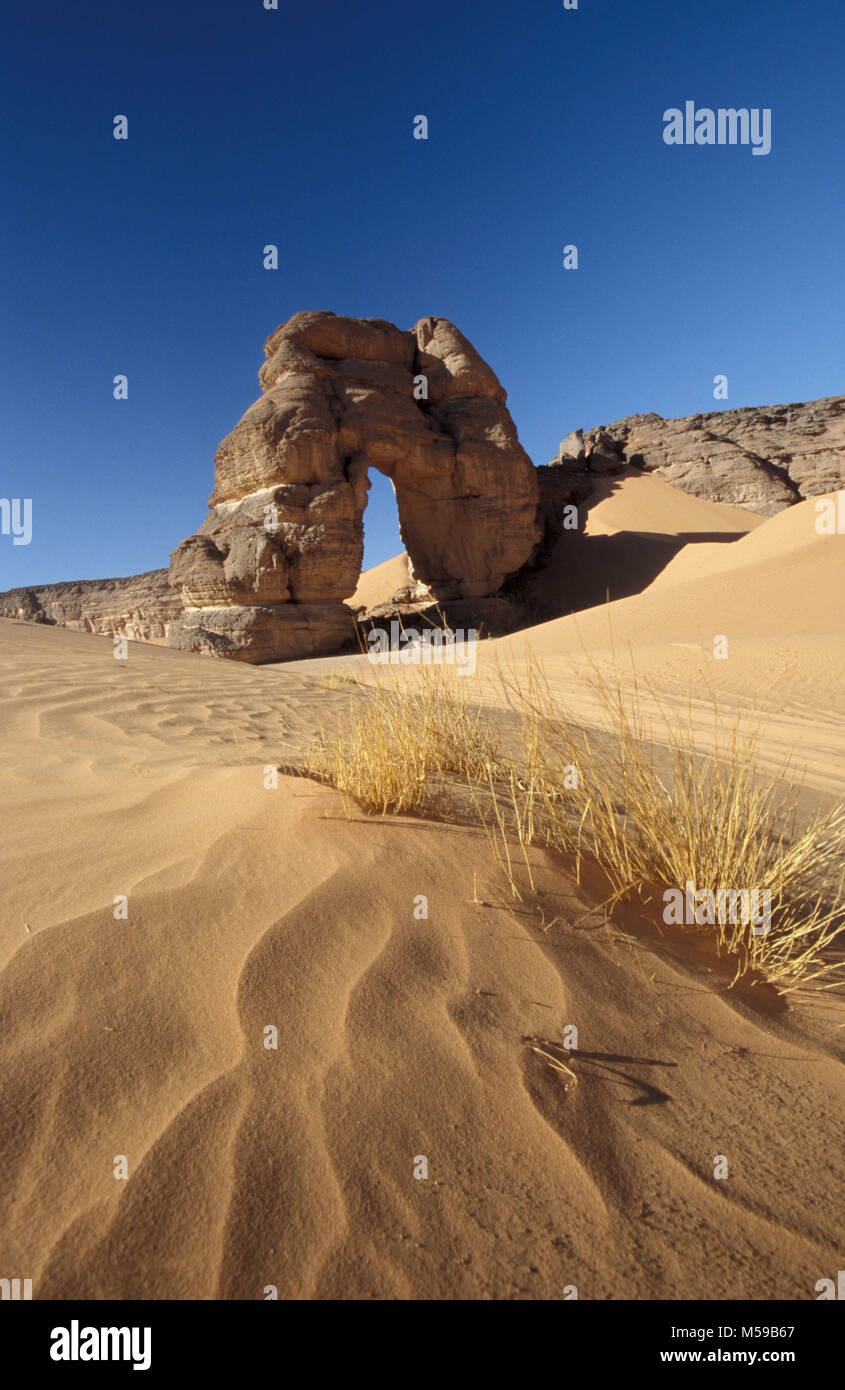 Libyen. In der Nähe von Ghat. Sahara. Akakus (acacus) National Park. Natural Arch Fezzenger genannt. Stockfoto