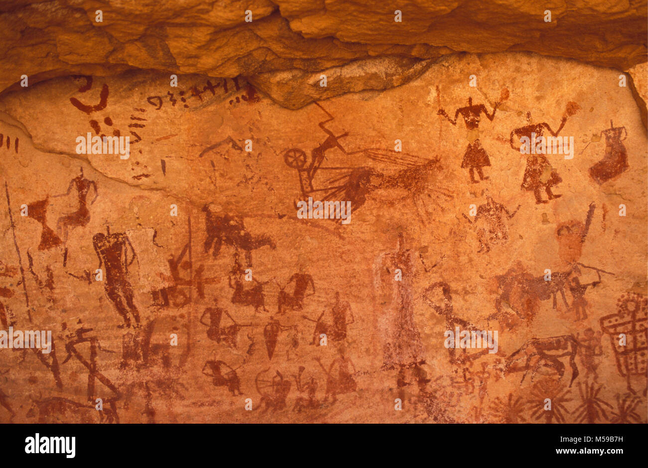 Libyen. In der Nähe von Ghat. Sahara. Akakus Nationalparks. Prähistorische Felsmalereien Gemälde. Tadrart Acacus rock-art Stätten. Unesco-Weltkulturerbe. Stockfoto