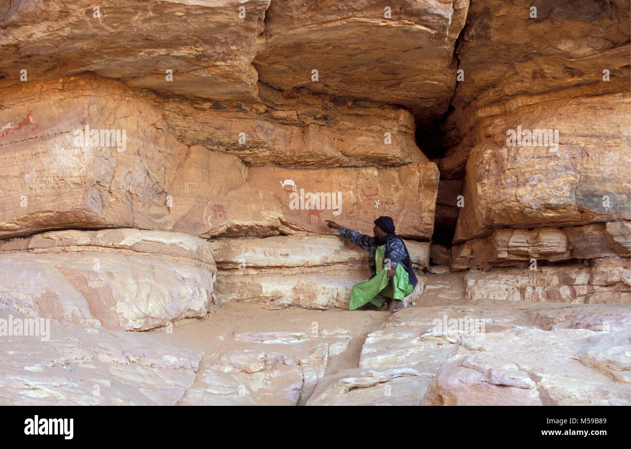Libyen. Ghat. Akakus Nationalparks. Prähistorische Felsmalereien Gemälde. Tadrart Acacus rock-art Stätten. Tuareg Mann. Unesco-Weltkulturerbe. Stockfoto