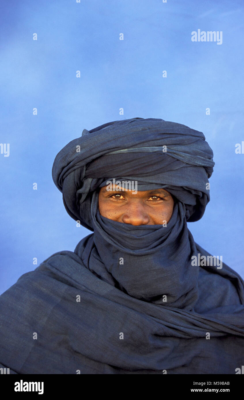 Libyen. Ghat, Wüste Sahara. Mann der Tuareg Stamm, die traditionelle Kopfbedeckung. Porträt. Stockfoto