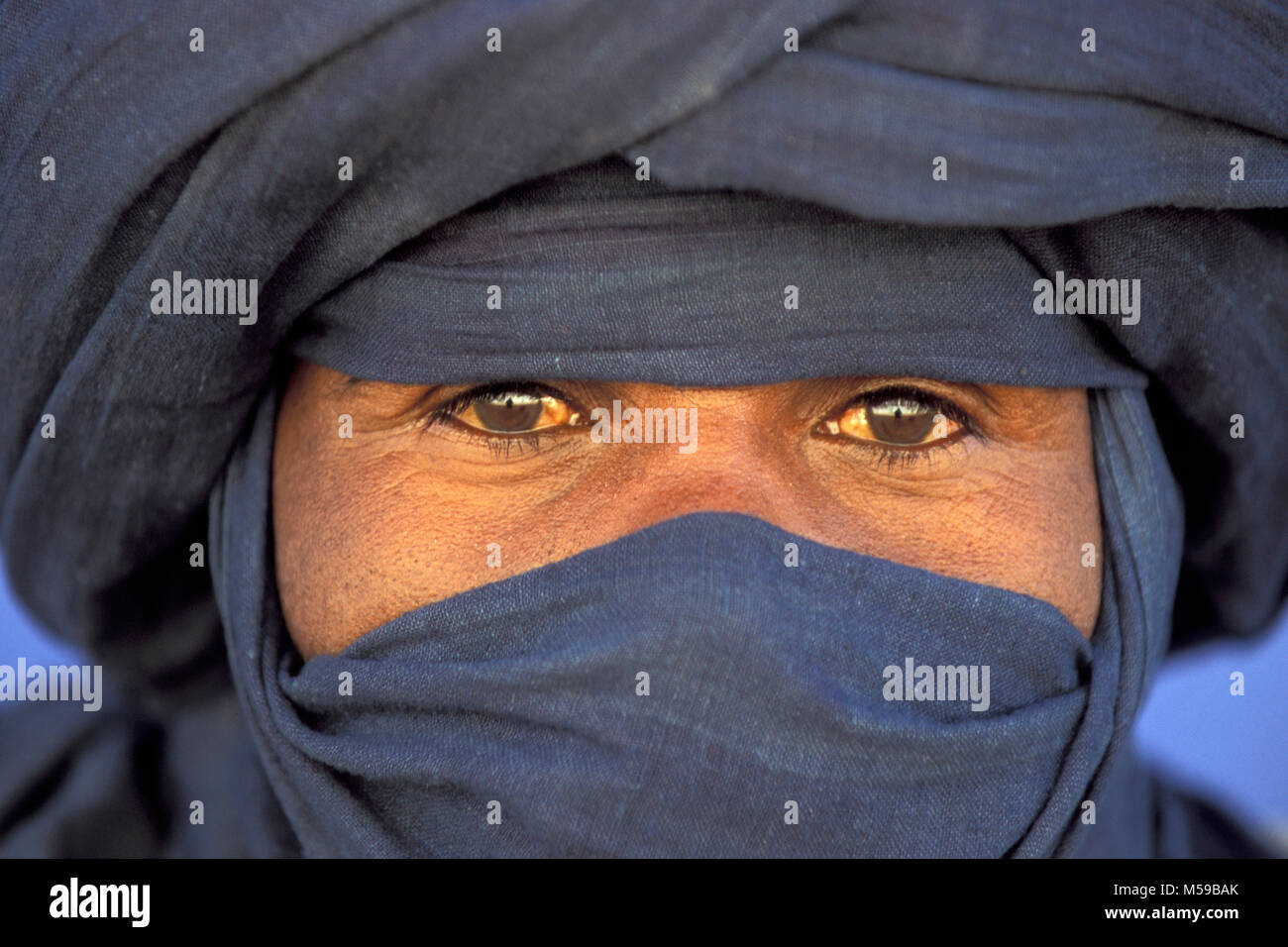 Libyen. Ghat, Wüste Sahara. Mann der Tuareg Stamm, die traditionelle Kopfbedeckung. Porträt. Stockfoto