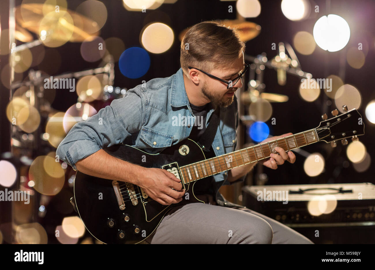 Mann spielt Gitarre bei Studio-Probe Stockfoto