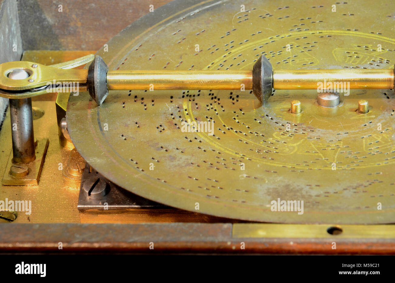 Nahaufnahme auf dem Metall Scheibe eines antiken Loch grammophone. Stockfoto