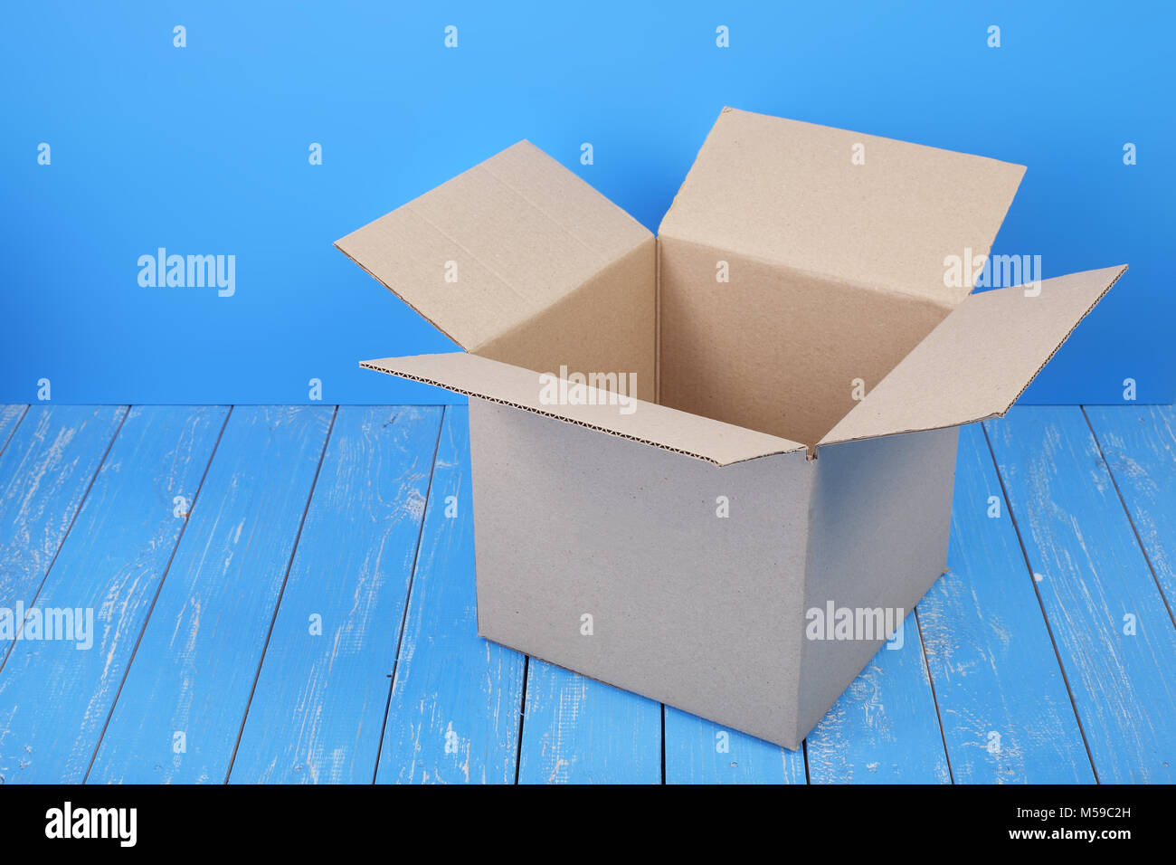 Porto und Verpackung service-Paket öffnen auf blauem Holz Hintergrund. Stockfoto