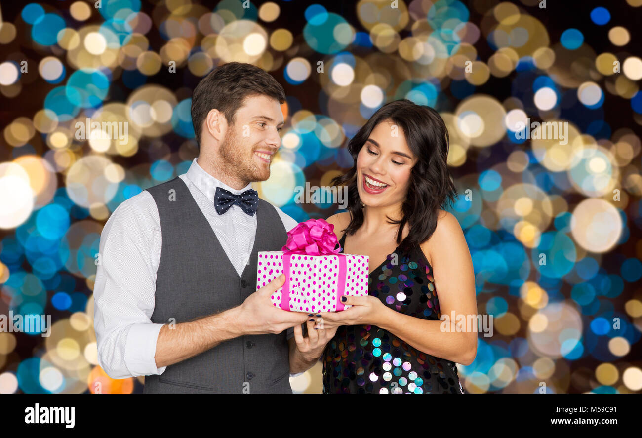 Glückliches Paar mit Geschenk Box am Geburtstag Stockfoto