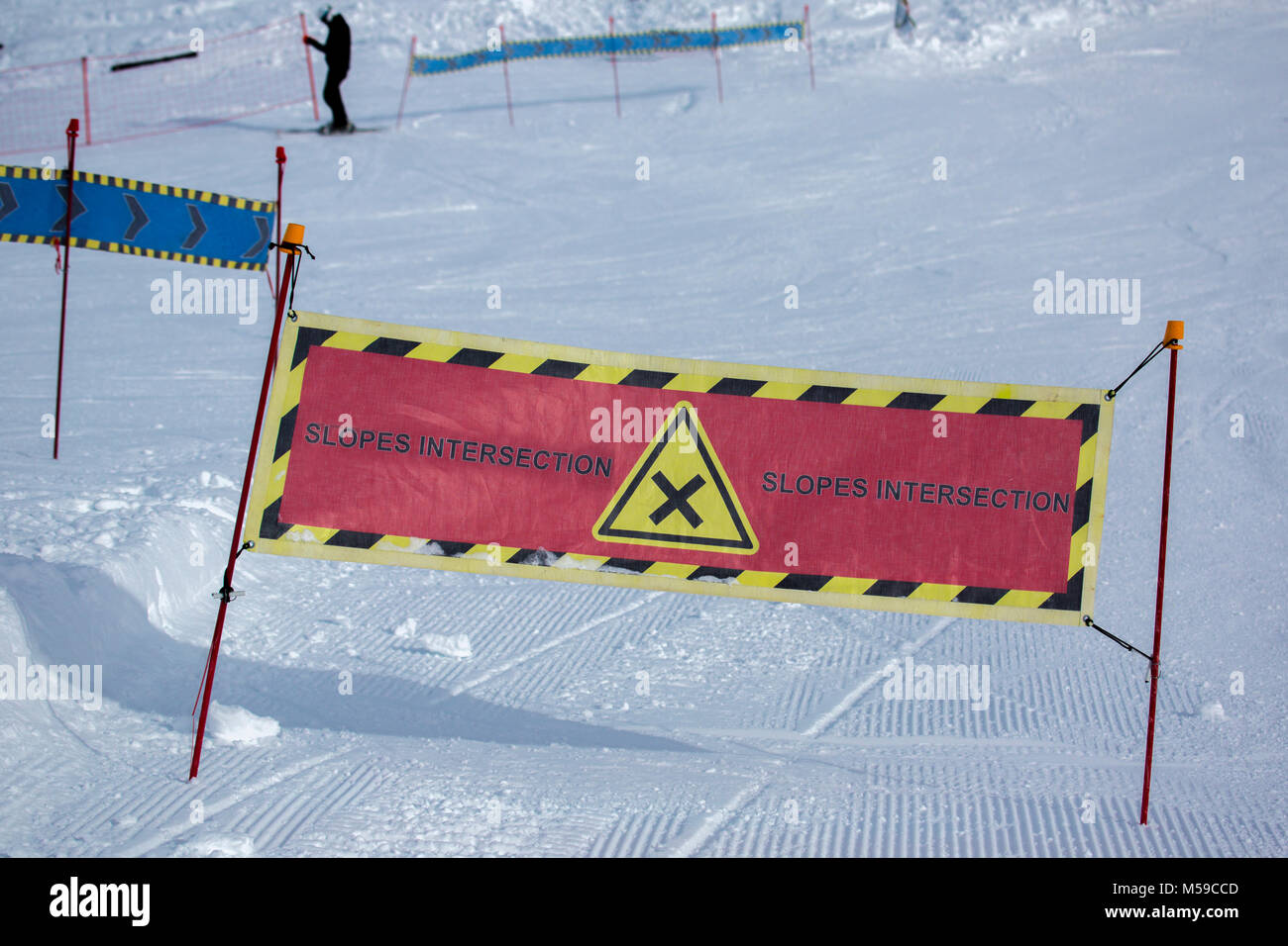 Zeichen in Skigebieten. Kreuzung der Wanderwege. Stockfoto