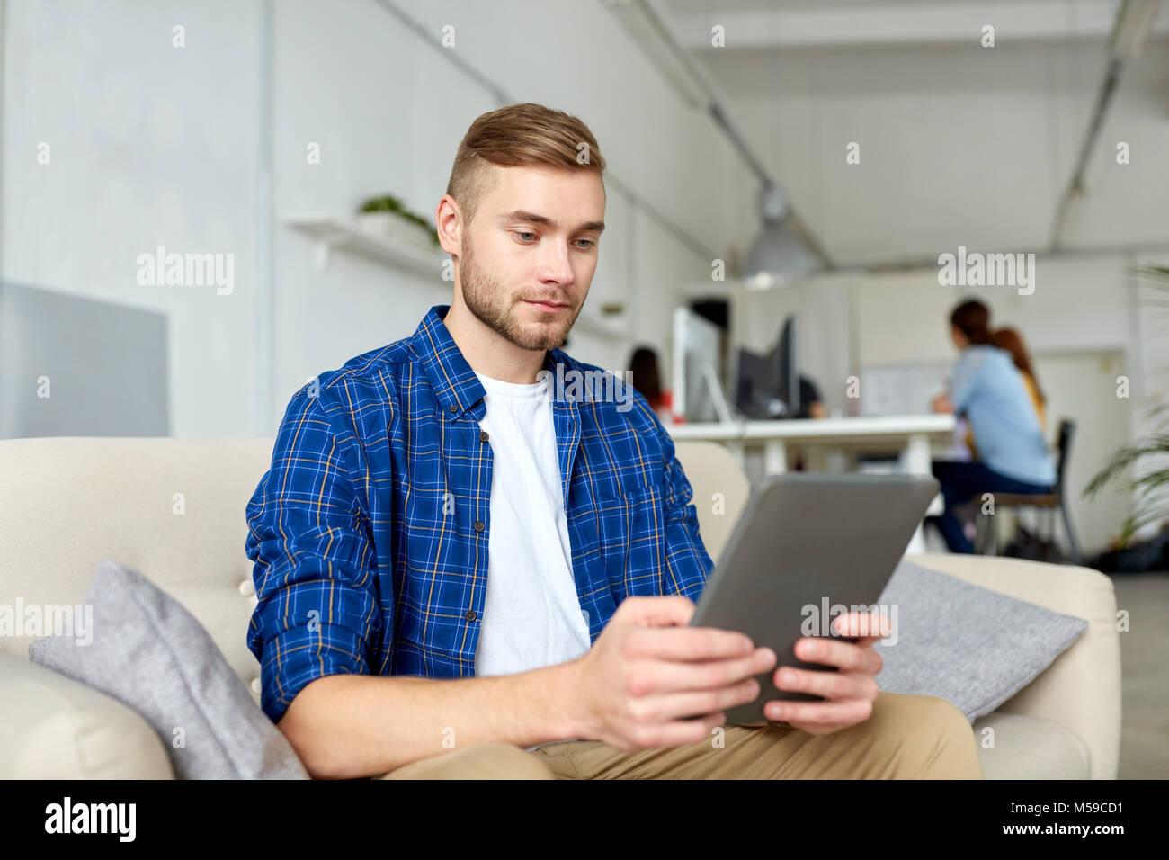 Mann mit Tablet-PC im Büro arbeiten Stockfoto