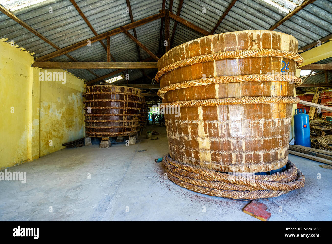 Factory Fischsauce Produktionsstätten auf der Insel Phu Quoc von der traditionellen Methode der Sardellen vergoren Vergoren in großen gebraut, Vietnam Stockfoto