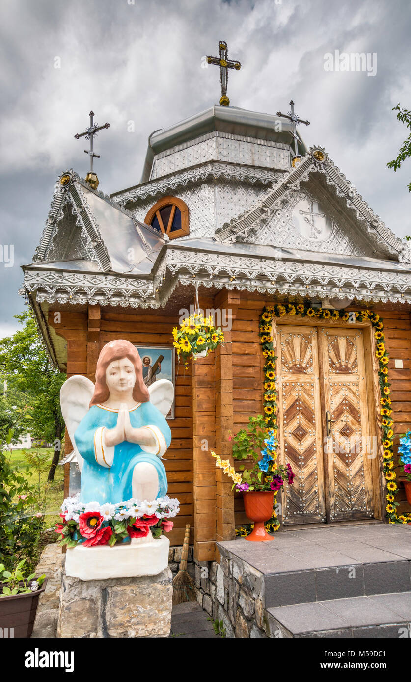 Statue am Straßenrand griechisch-katholischen Kapelle im Dorf Sheshory in der Nähe der Stadt Kossiw, Karpaten, Huzulischen Region, Pokuttya, Prykarpattia Region Stockfoto