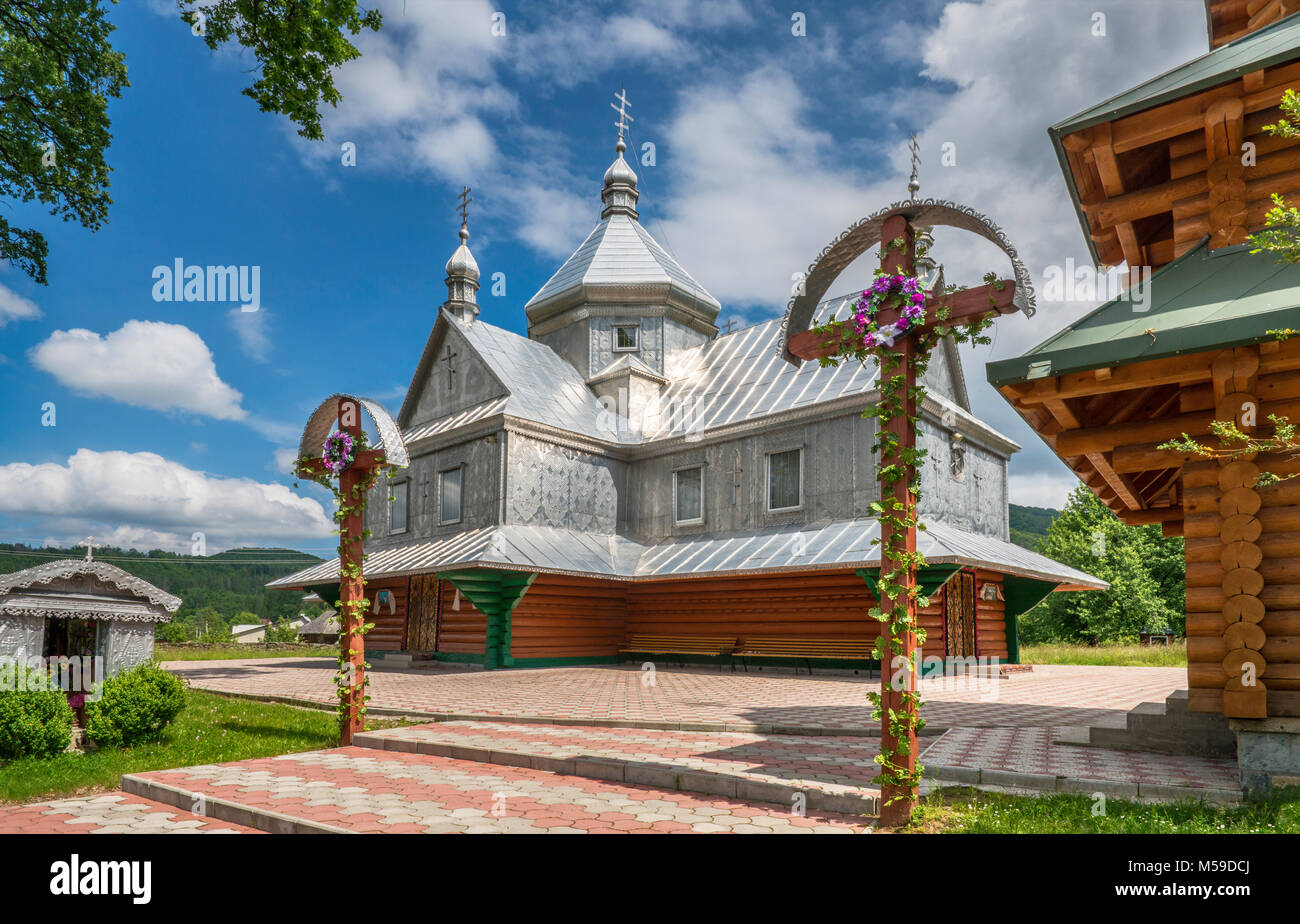 Griechisch-katholische Kirche, Sheet metal Plating, im Dorf Sheshory in der Nähe der Stadt Kossiw, Karpaten, Huzulischen Region, Prykarpattia, Ukraine Stockfoto