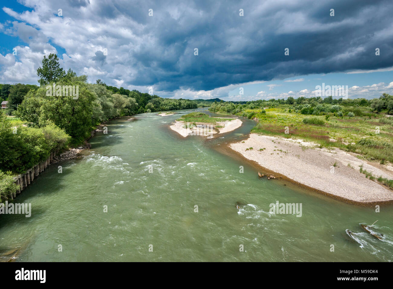 Dunkle Wolken über dem Fluss Prut von autobahnbrücke in der Nähe von Luzhany, Region Bukowina, Oblast Czernowitz, Ukraine gesehen Stockfoto