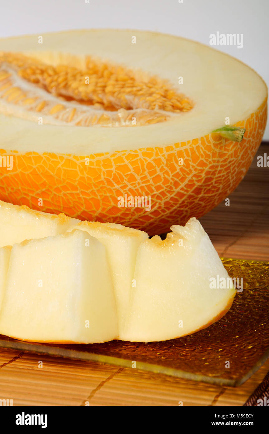 Scheiben von Melone und eine halbe Melone close-up Stockfoto