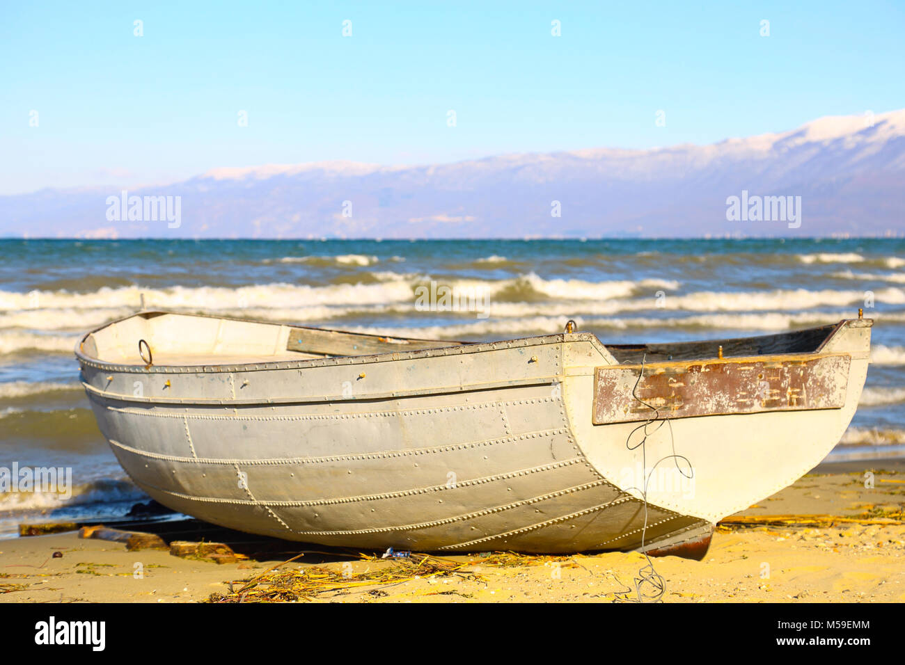 Holz- Fischerboot günstig am Strand des Ohrid-sees in Pogradec, Albanien Stockfoto