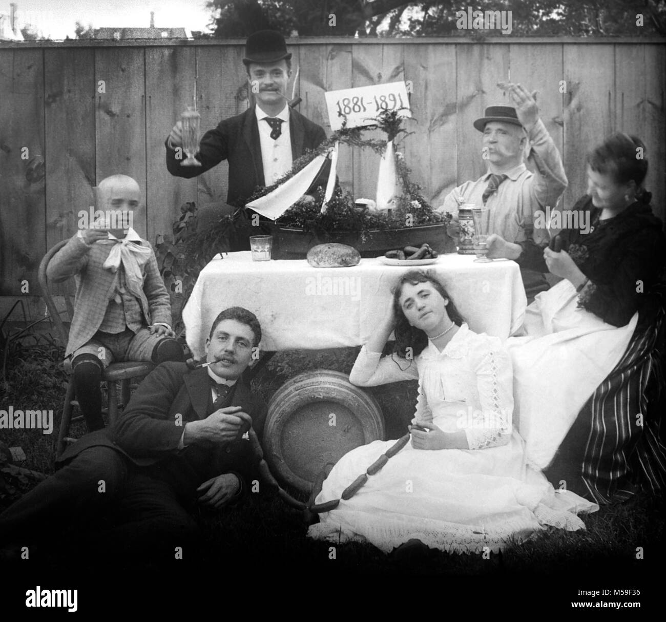 Die Familie sammelt Wurst, Bier zu feiern, und der Ankunft in den Vereinigten Staaten zehn Jahre früher, Ca. 1891. Stockfoto