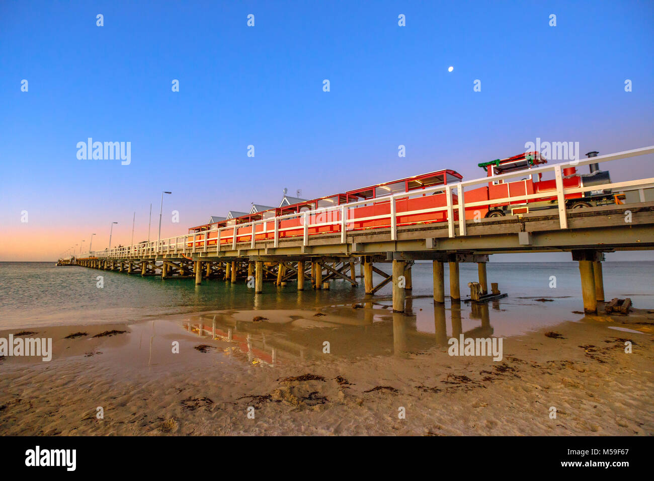 Die malerische Landschaft des Zuges nach Busselton Busselton Jetty in Busselton, Western Australia, im Meer wider. Busselton Jetty ist die längste hölzerne Seebrücke in der Welt. Blaue Stunde erschossen. Stockfoto