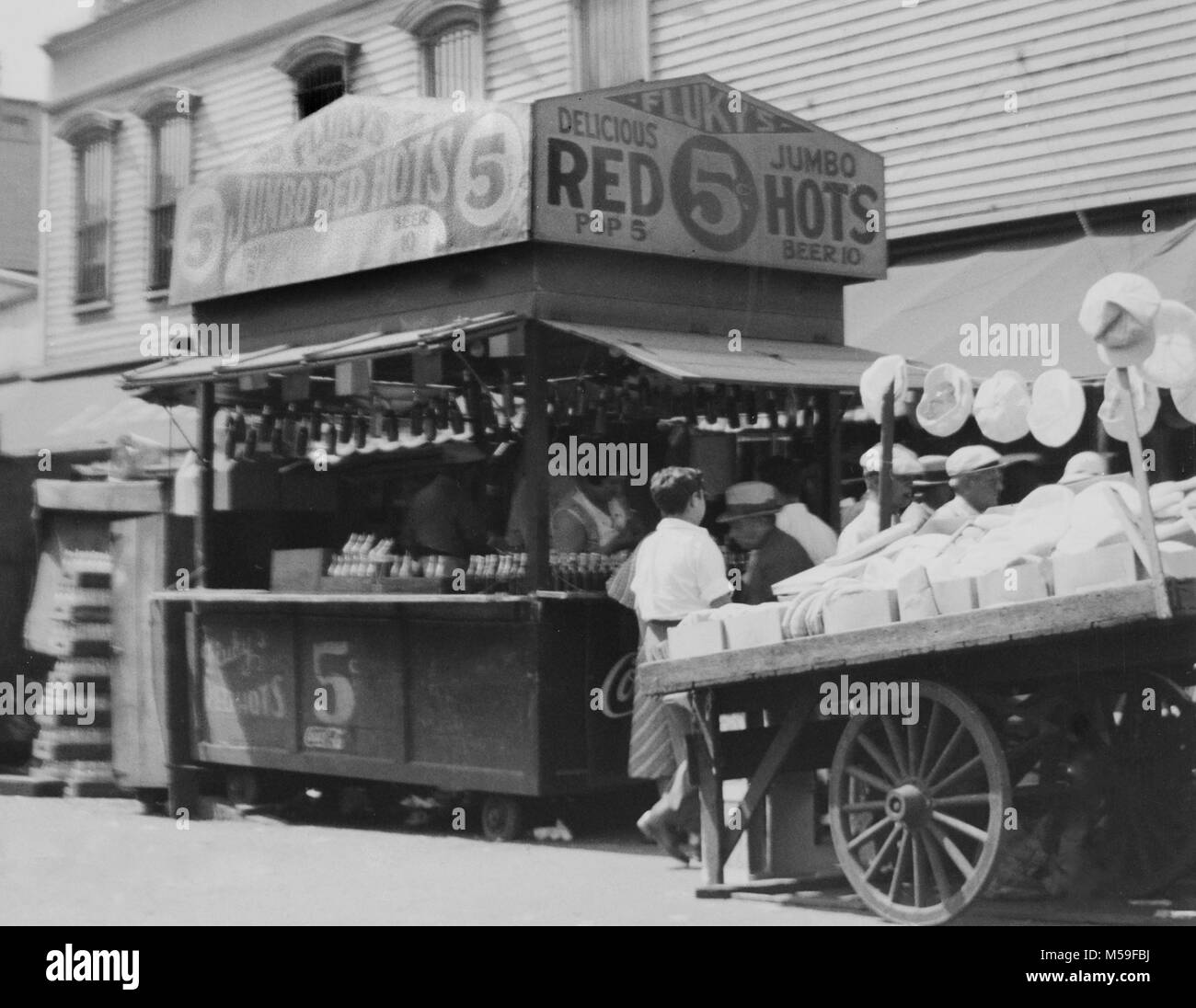 Fluky's Red Hots original Hot Dog stand auf Maxwell Str. in Chicago. Ca. 1929. Stockfoto