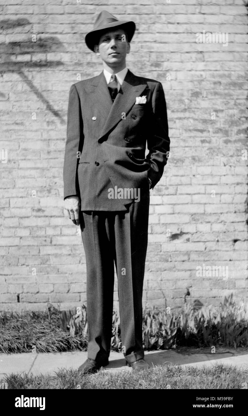 Porträt einer 1940 Mann gegen die Wand, Ca. 1940. Stockfoto