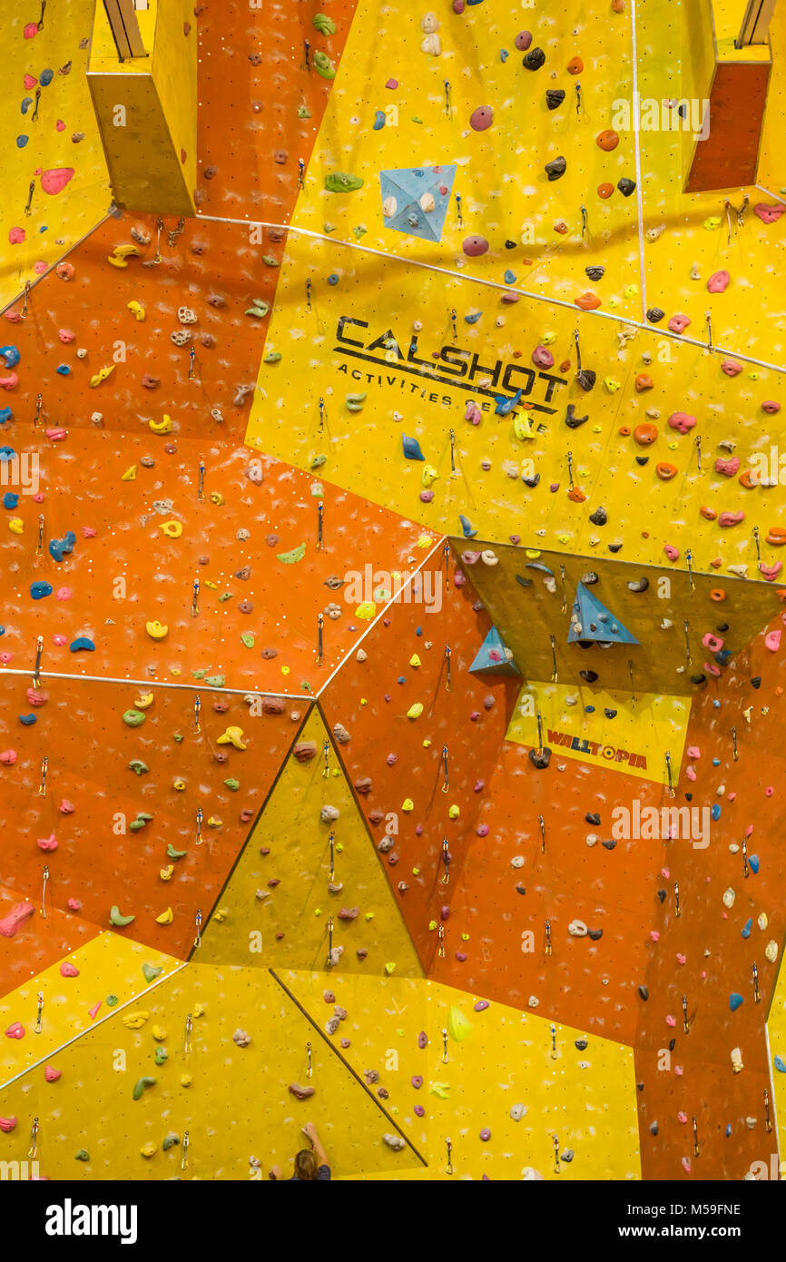 (Rock) Kletterwand in Calshot Aktivitäten Center, Calshot, Großbritannien Stockfoto
