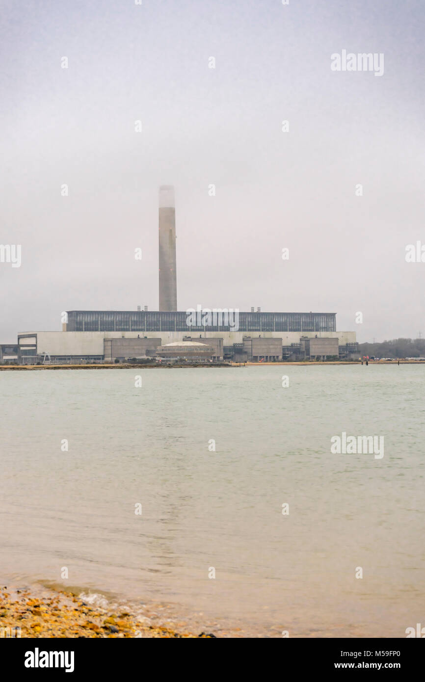 Fawley Power Station, ein stillgebliebenes Ölkraftwerk, das sich an der Westseite des Southampton Water Winter 2018 befindet und von Nebel umhüllt ist, England, Großbritannien Stockfoto