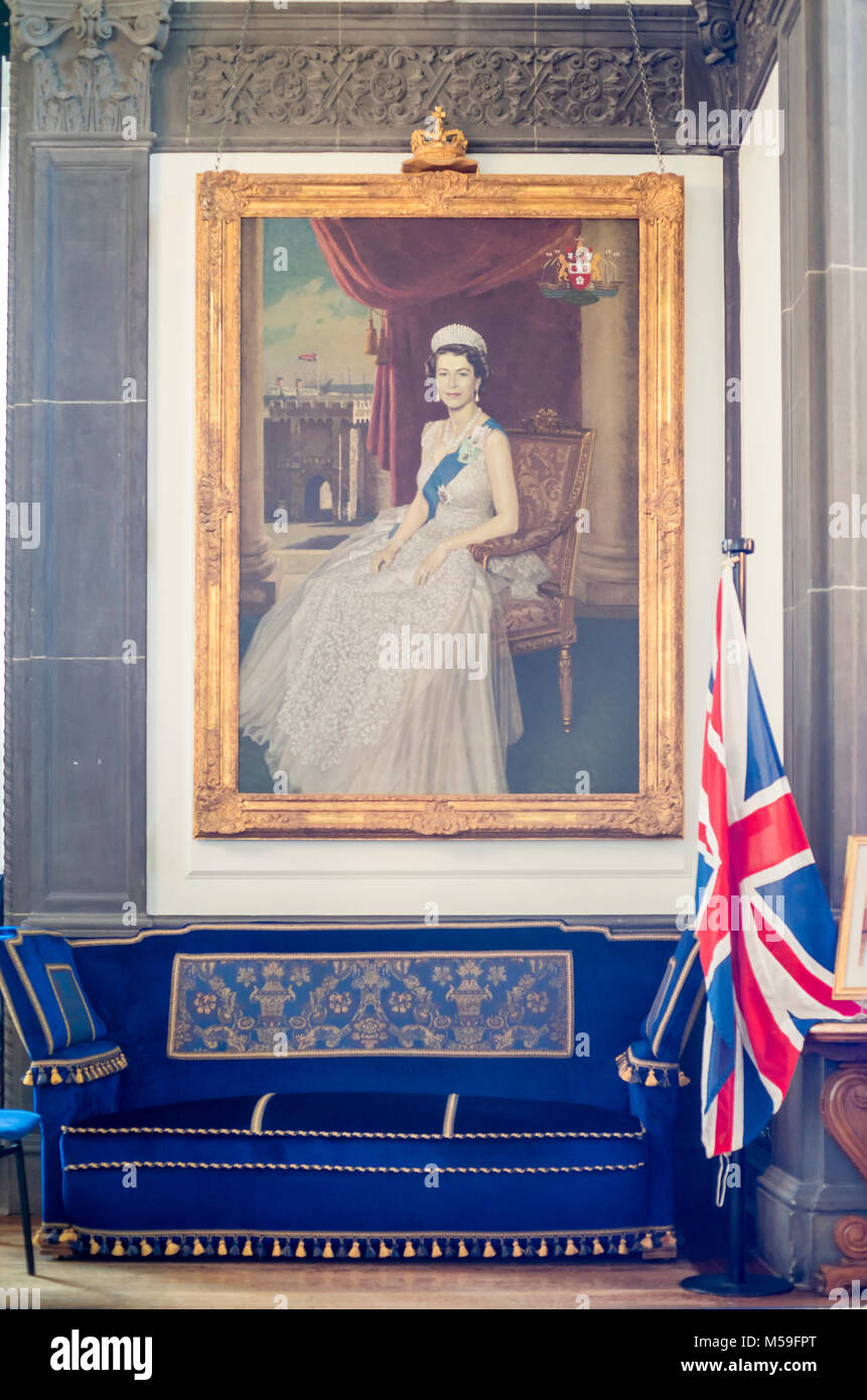 Portrait von Königin Elizabeth II. (Die zweite) und eine Union Jack Flagge im Büro des Bürgermeisters innerhalb des Civic Center, Southampton City Council, England Stockfoto