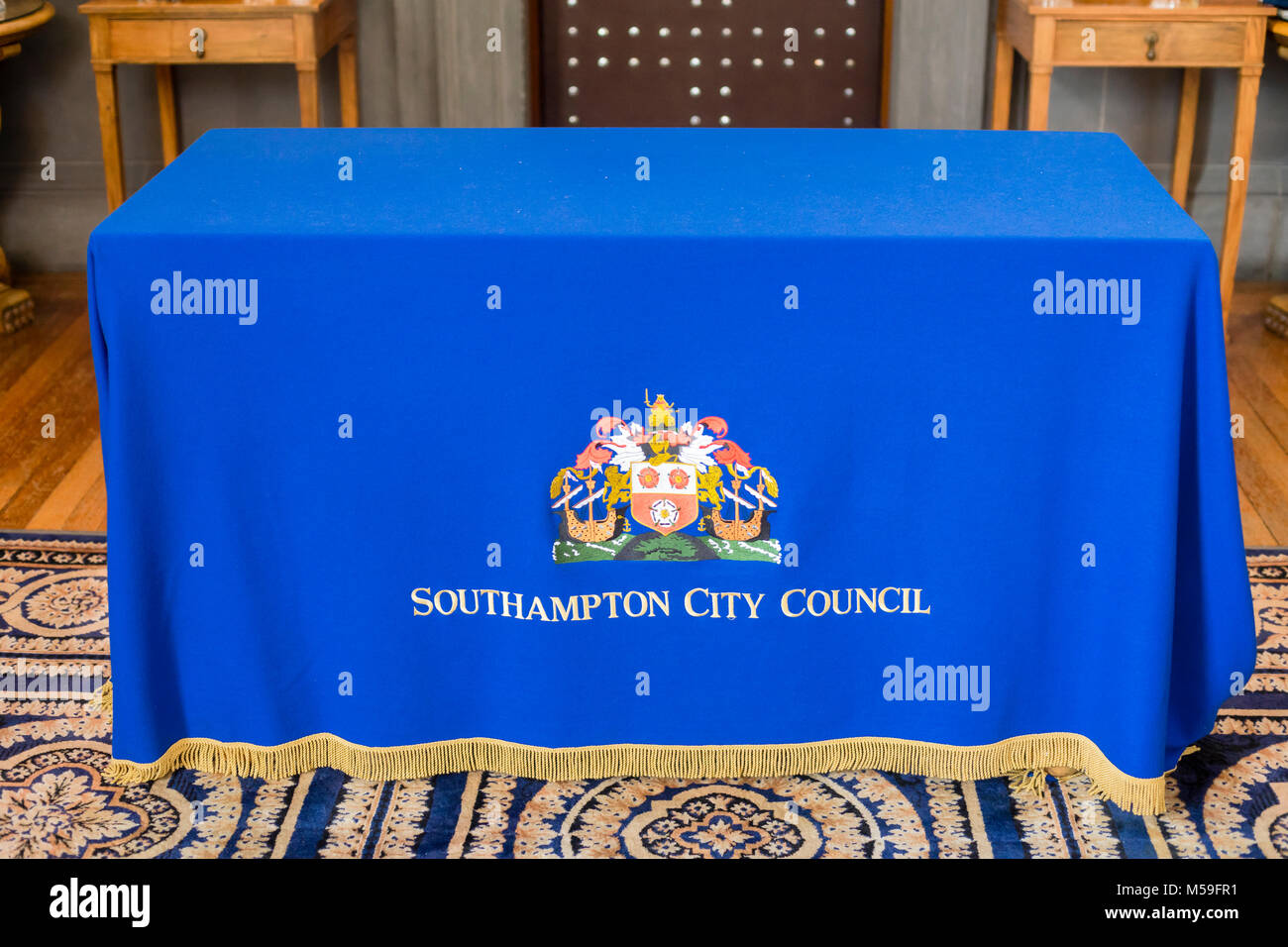 Tabelle mit blauen Tischdecke in das Büro des Bürgermeisters im Civic Center in Southampton, England, Großbritannien Stockfoto
