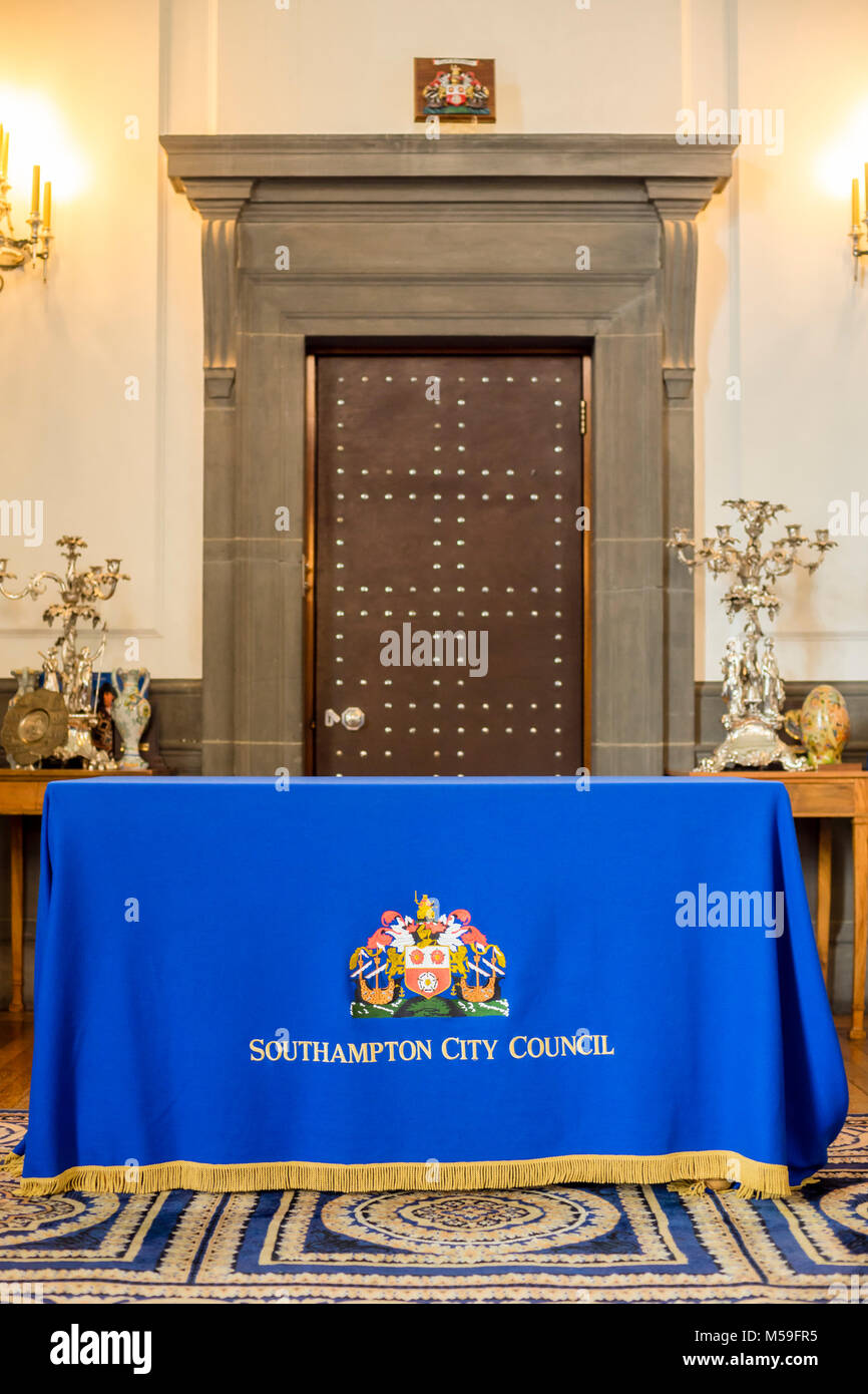 Tabelle mit blauen Tischdecke in das Büro des Bürgermeisters im Civic Center in Southampton, England, Großbritannien Stockfoto