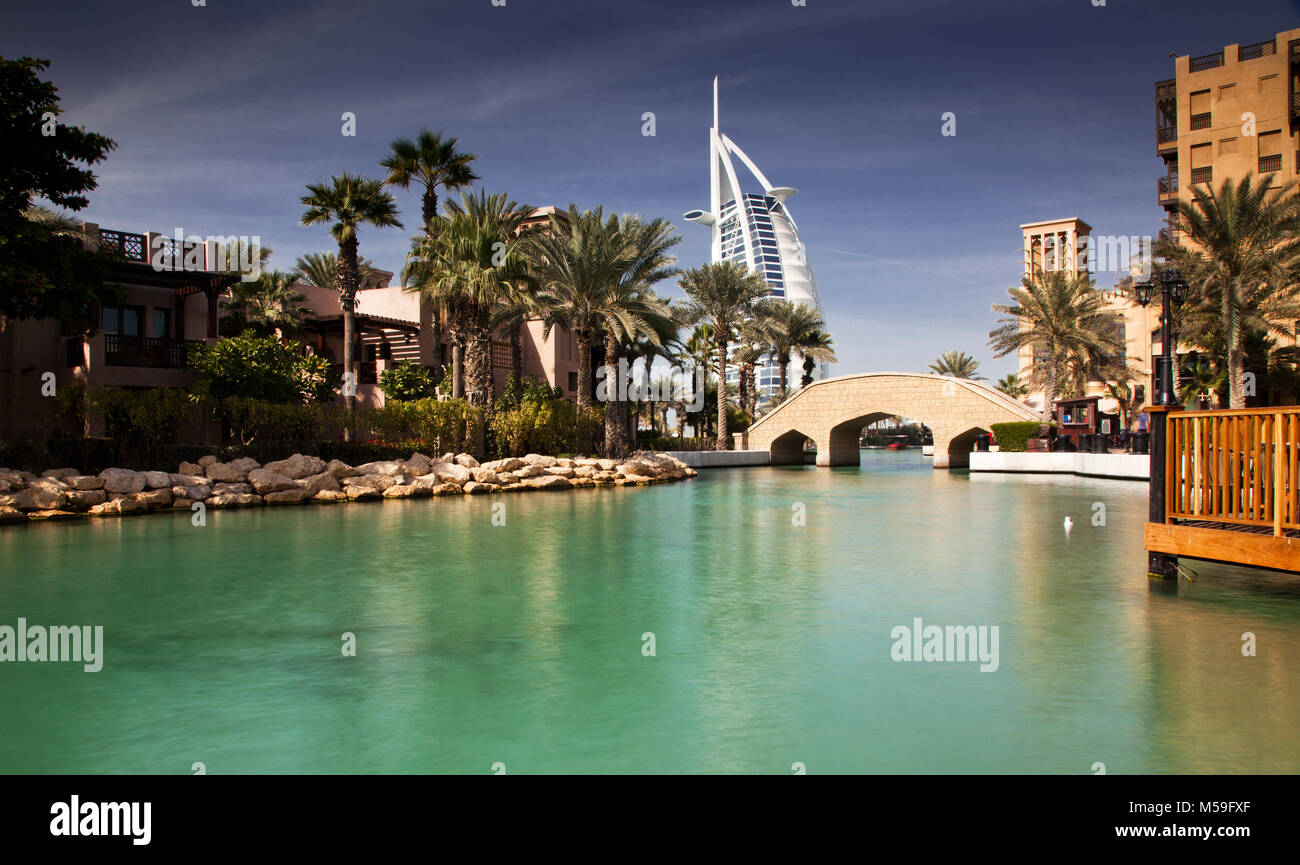 DUBAI, VAE - Februar, 2018: Blick auf das Burj Al Arab, dem weltweit nur sieben Sterne fotel von Madinat Jumeirah gesehen. Madinat ist ein Luxus Resort, inclu Stockfoto