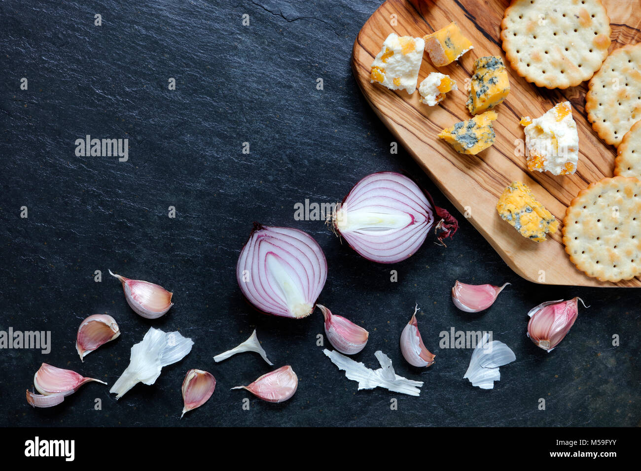 Zwiebeln und Knoblauch mit Blue Stilton und Shropshire Käse und Cracker Stockfoto