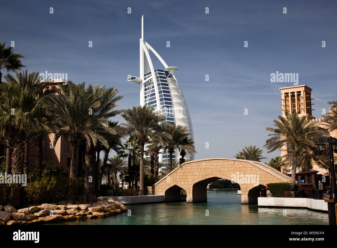 DUBAI, VAE - Februar, 2018: Blick auf das Burj Al Arab, dem weltweit nur sieben Sterne fotel von Madinat Jumeirah gesehen. Madinat ist ein Luxus Resort, inclu Stockfoto