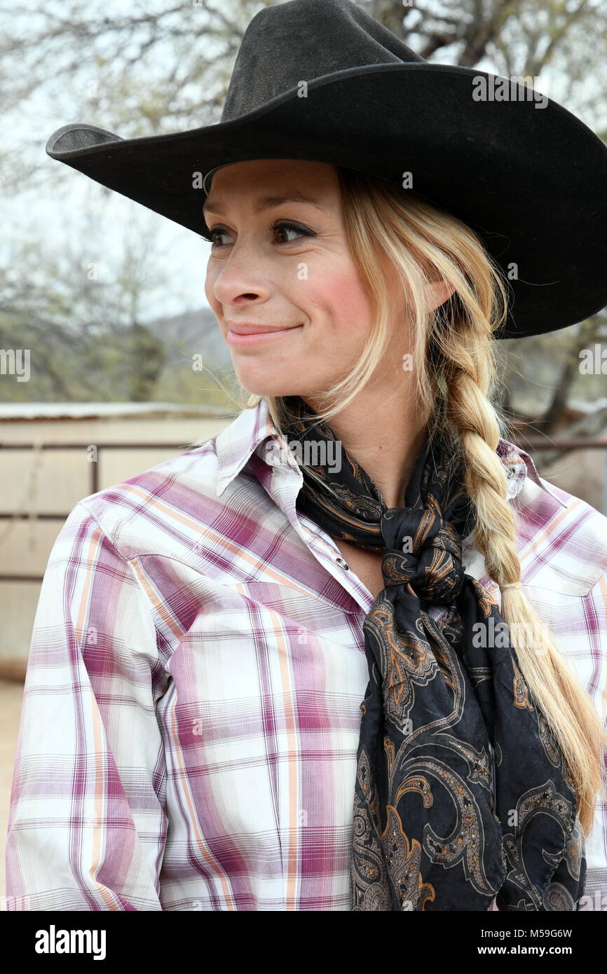 Lächelnd Tausendjährigen cowgirl Stockfoto