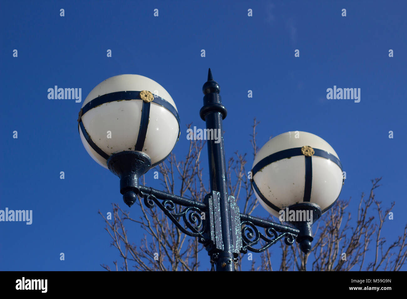 Reich verzierte Retro Stil dekorative Vintage Style street lamp mit weißem Glas Globen Stockfoto