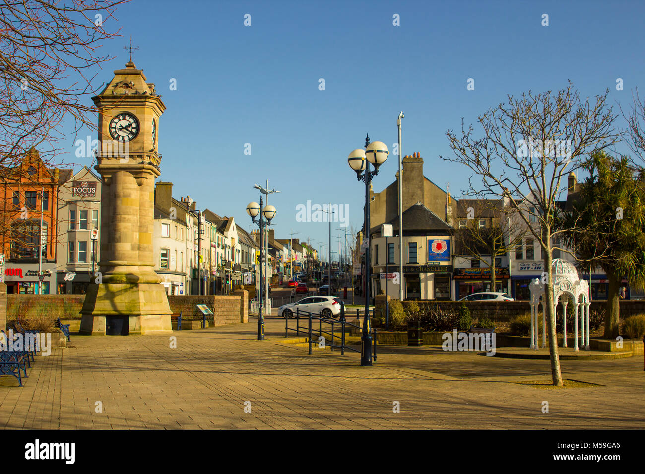 Der McKee Wecker und Turm mit dem alten viktorianischen Brunnen in der versunkenen Gärten in Bangor Northern Ireland entfernt Stockfoto