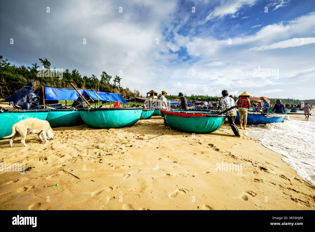 Allgemeine Ansicht am Strand bei Ke Ga, Mui Ne, Phan Thiet, Binh Thuan, Vietnam. Fischer klicken Sie auf See Stockfoto