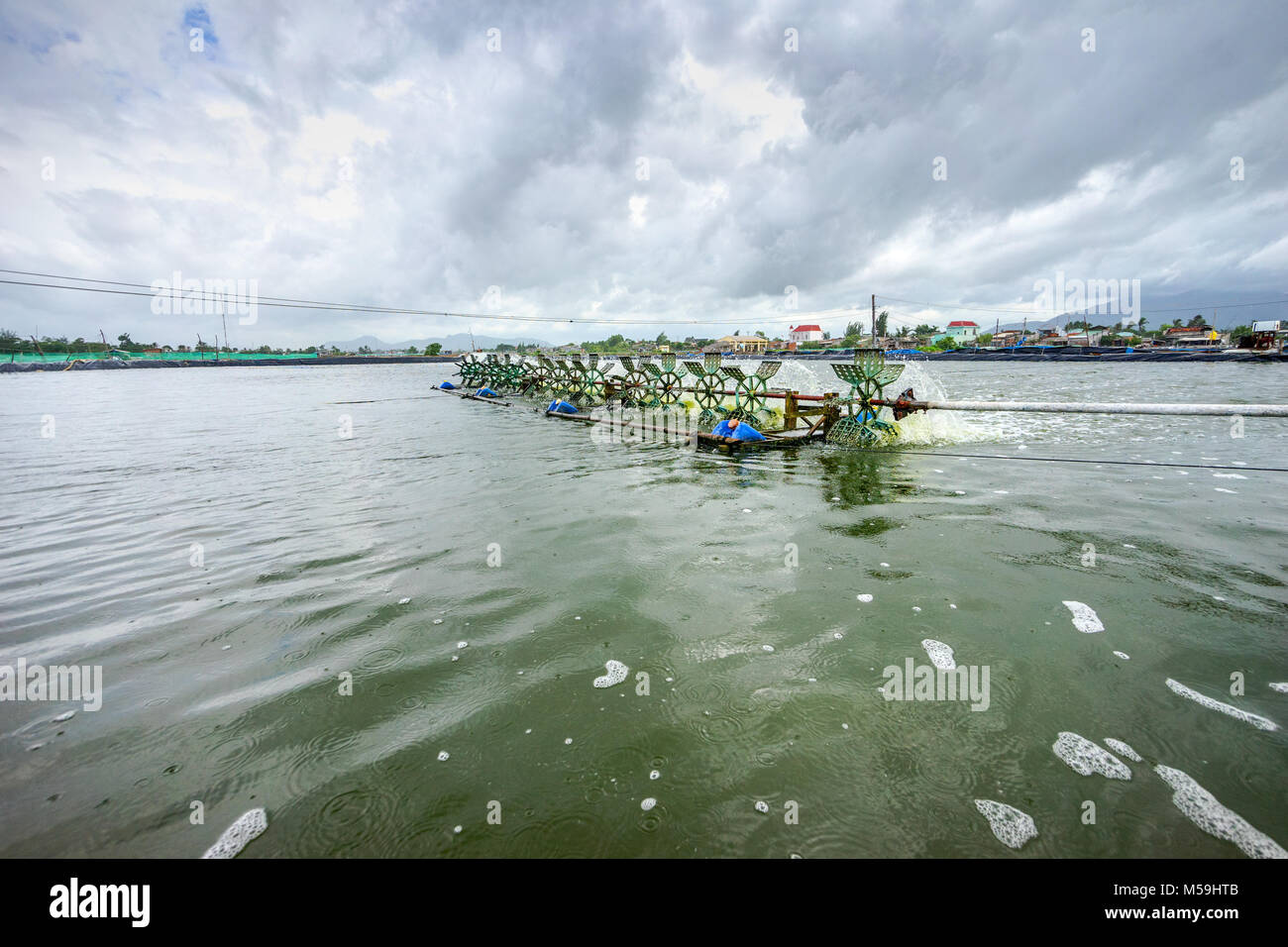 * Strahlregler Turbinenrad Sauerstoff Fill Ins in See Wasser in Shrimp Farm in Ba Ria Vung Tau, Vietnam Stockfoto