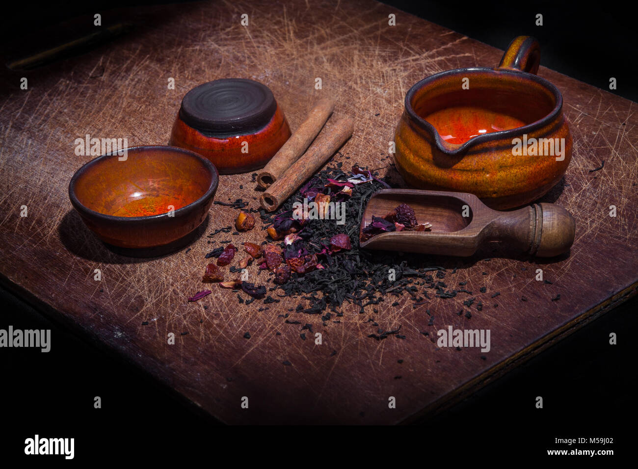 Tee aromatisiert Blatt Mischung mit Blumen und einfache Tabelle Tools bereit für Kaffee trinken Stockfoto