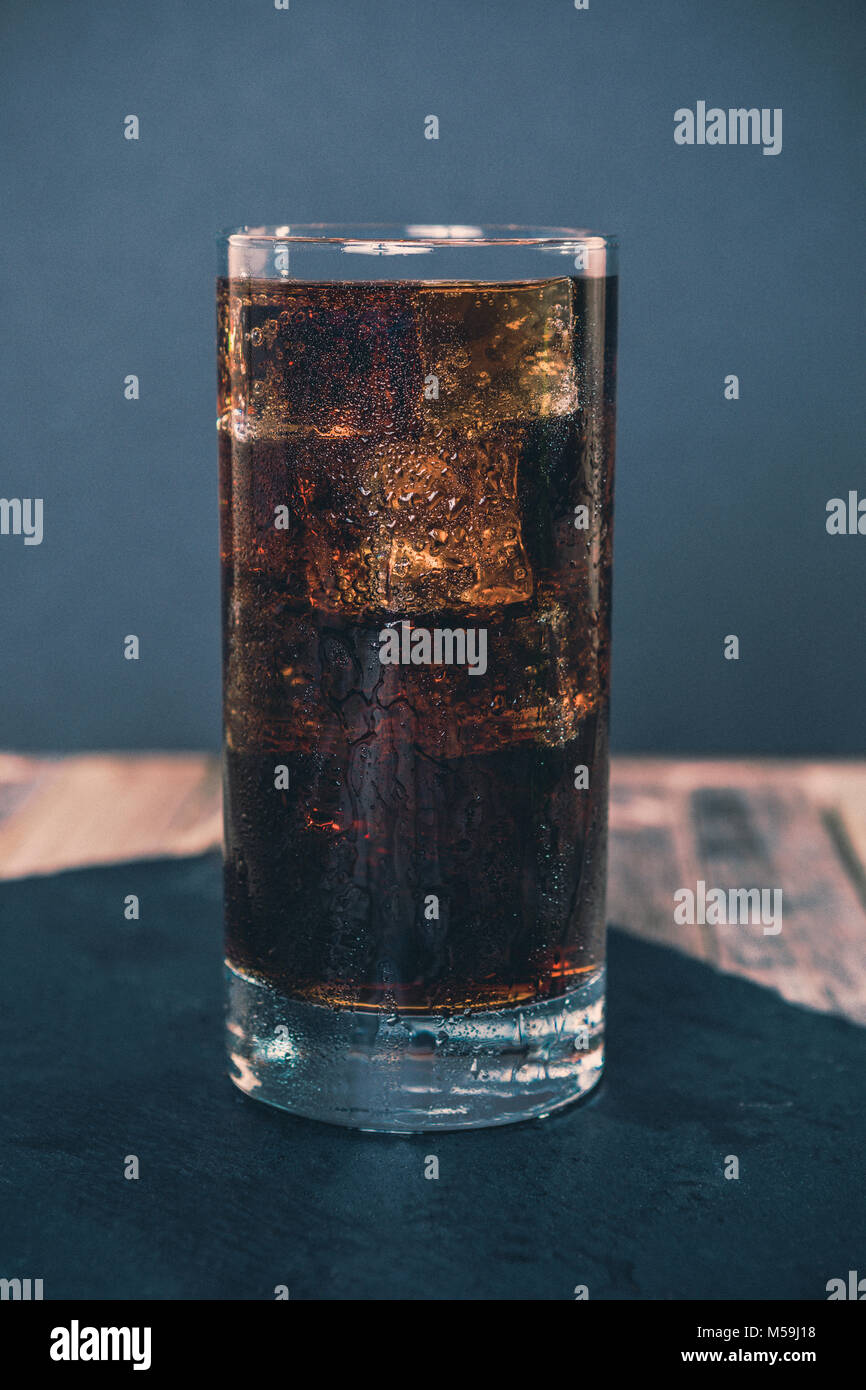 Glas eiskalten Cola auf dunklem Hintergrund Stockfoto