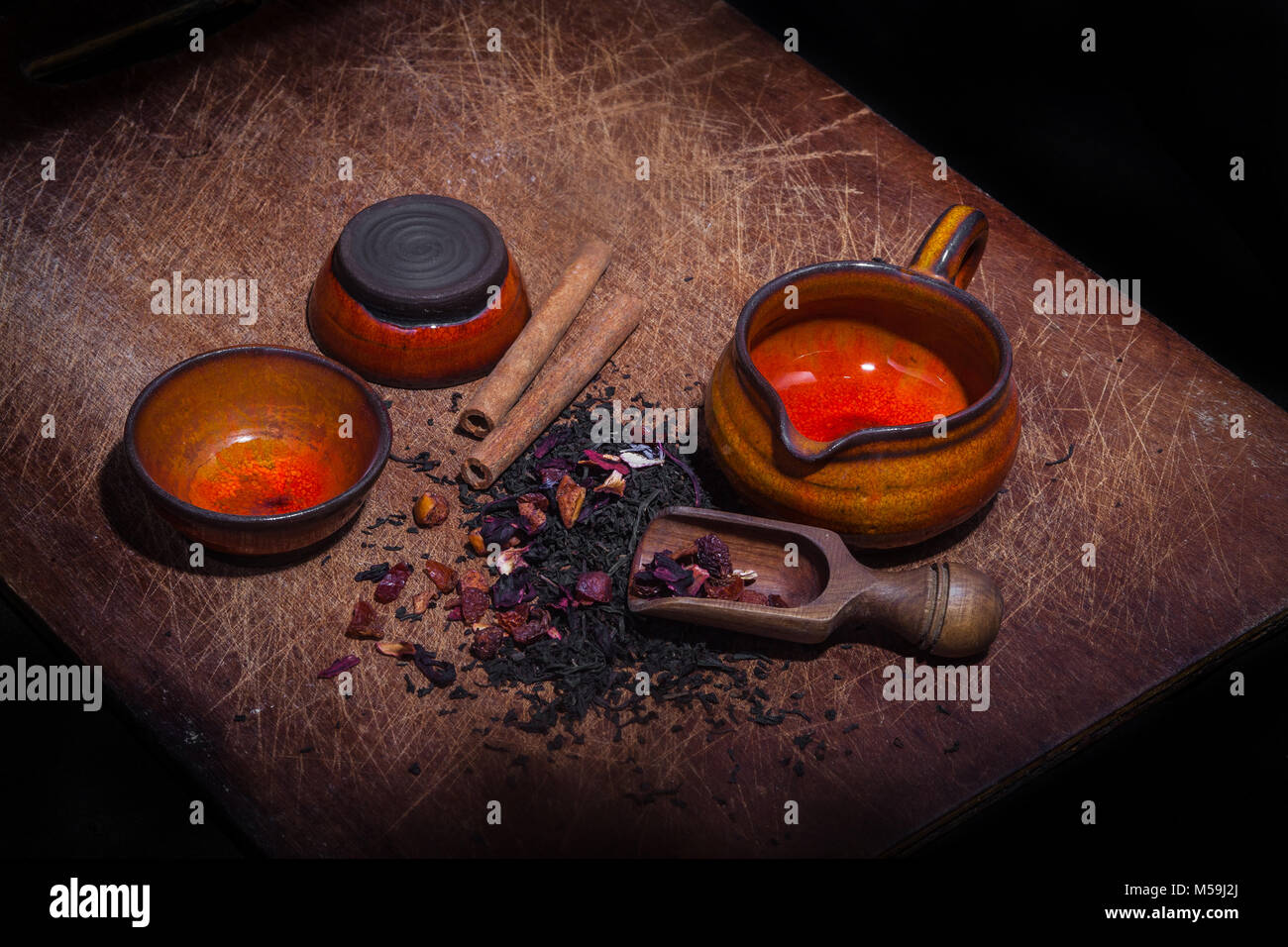 Kandierte Früchte und Zimt zu schwarzem Tee Blätter hinzugefügt - vintage Bild Stockfoto