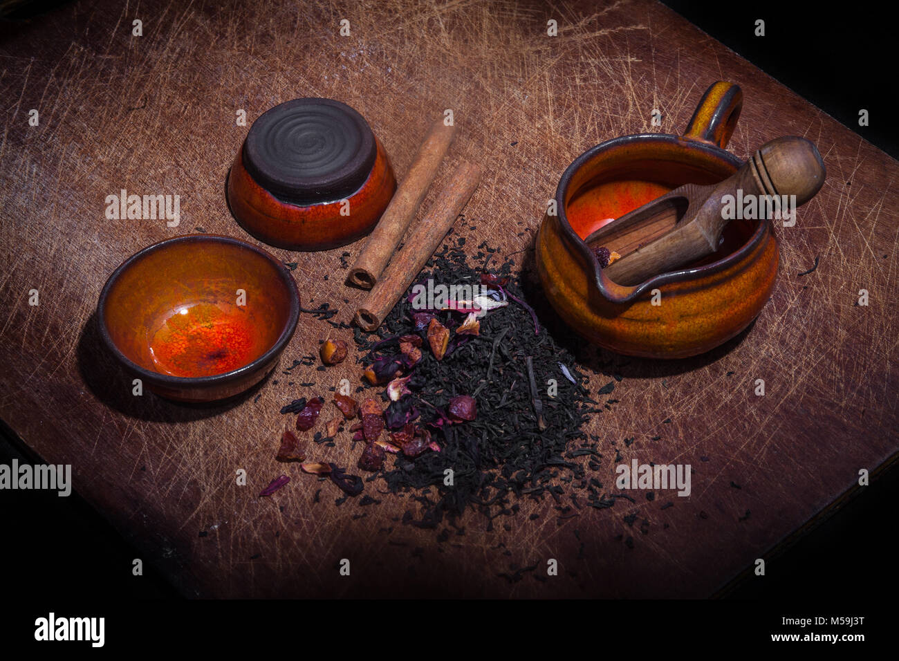 Nahaufnahme auf aromatisierte Tee Mischung mit Zimt und getrocknete Früchte Stockfoto