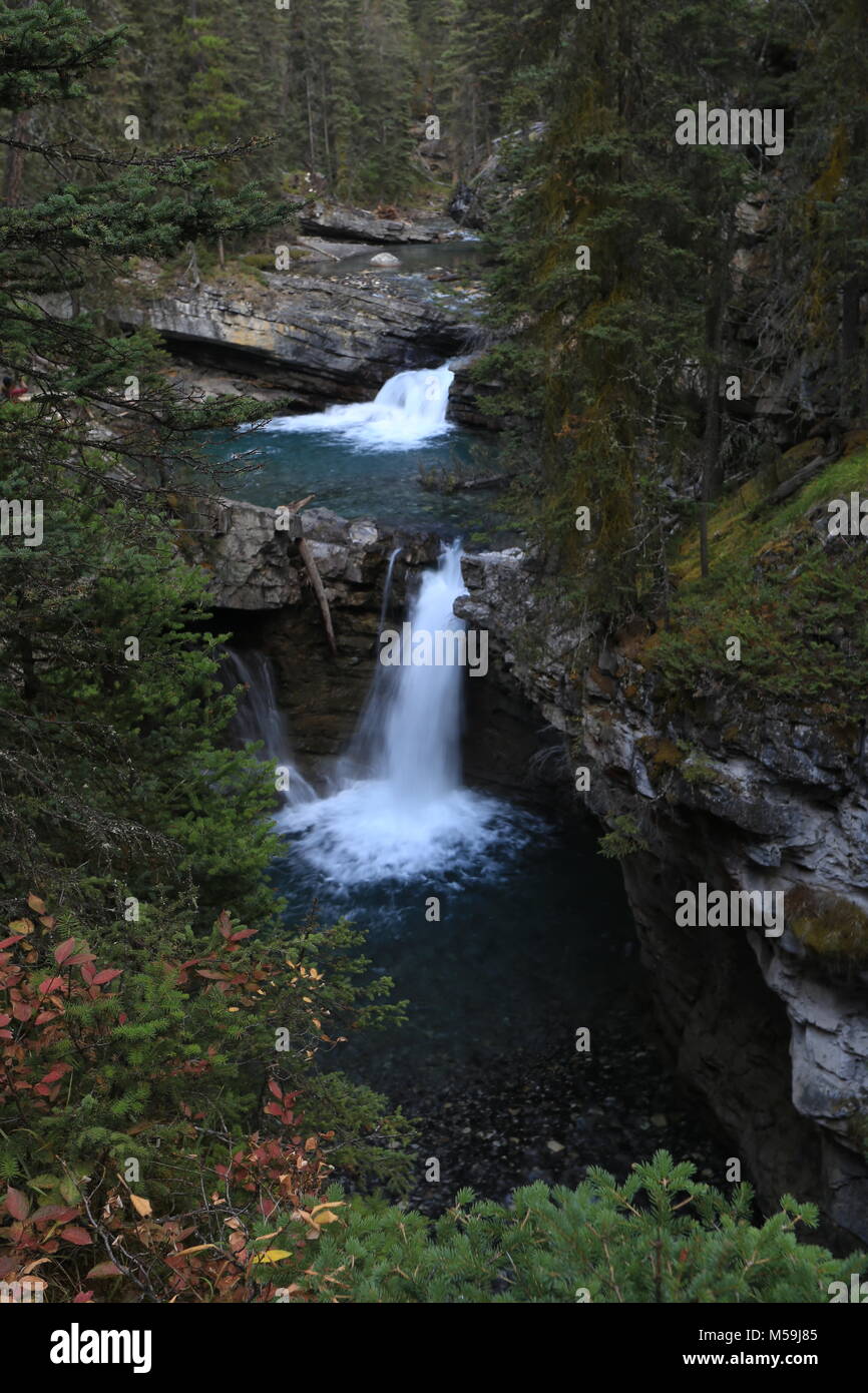 Wasserfall im malerischen Johnston Canyon, Banff National Park, Alberta, Kanada Stockfoto