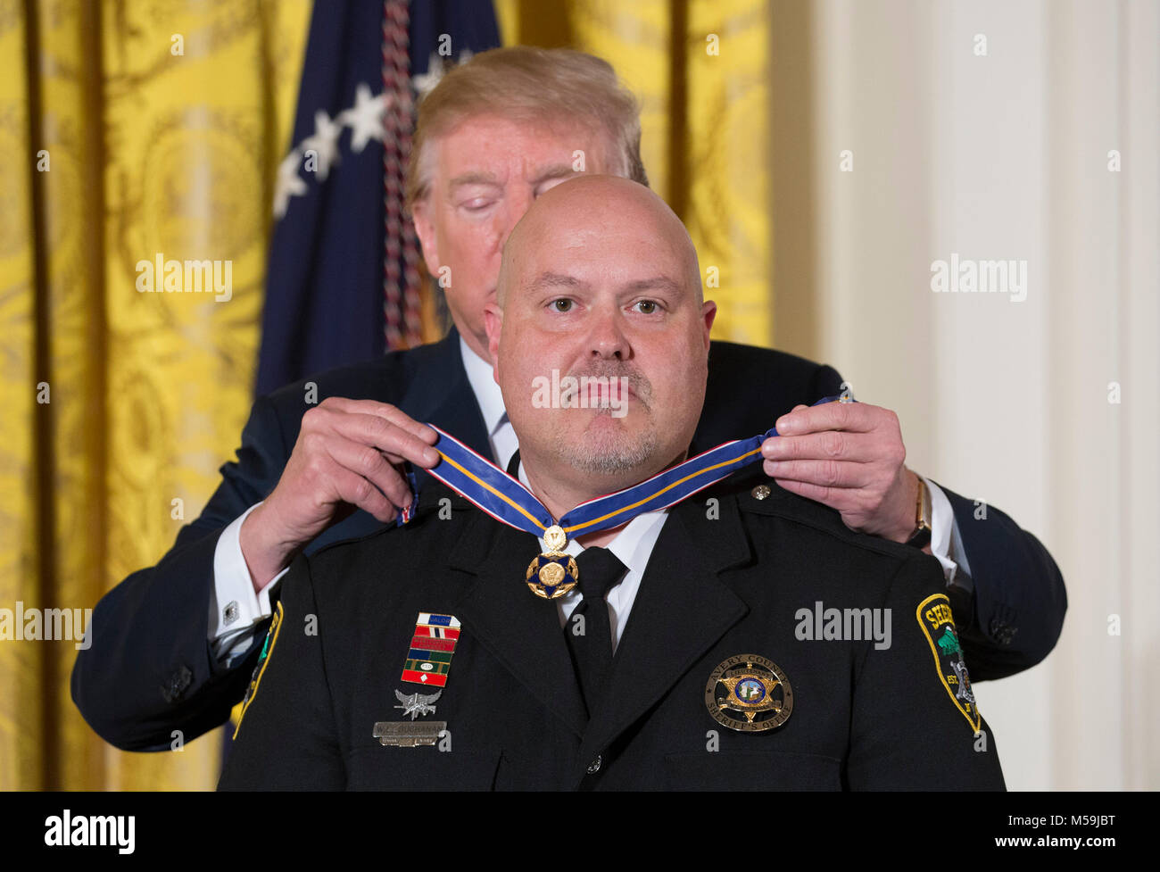 Präsidenten der Vereinigten Staaten Donald J. Trumpf Auszeichnungen öffentliche Sicherheit Medaille von Valor zu Leutnant William Buchanan der Avery Grafschaft, N.C. Sheriff's Office, im Weißen Haus in Washington, DC, 20. Februar 2018. Quelle: Chris Kleponis/CNP/MediaPunch Stockfoto