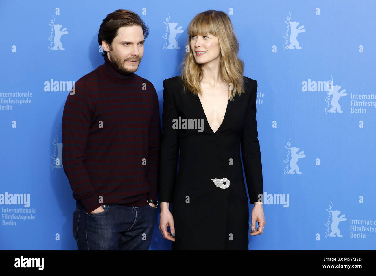 Berlin, Deutschland. 19 Feb, 2018. Daniel Brühl und Rosamund Pike beim Fotoshooting zu'7 Tage in Entebbe/7 Tage in Entebbe" der Berlinale 2018/68. Internationalen Filmfestspiele Berlin im Hotel Grand Hyatt ein. Berlin, 19.02.2018 | Verwendung weltweit Quelle: dpa/Alamy leben Nachrichten Stockfoto