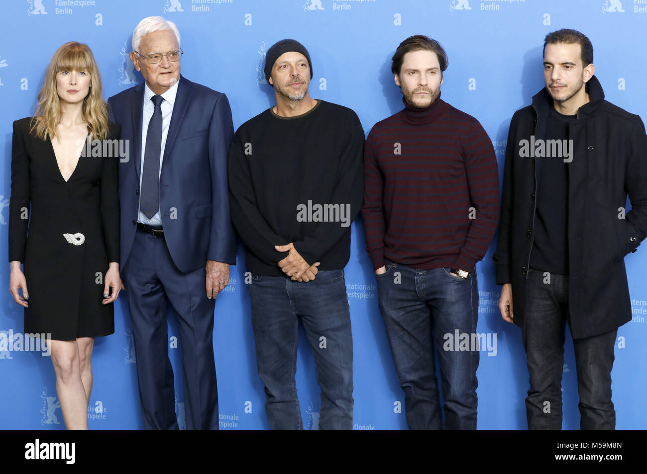 Berlin, Deutschland. 19 Feb, 2018. Rosamund Pike, Jacques Lemoine, Jose Padilha, Daniel Brühl und Omar Berdouni beim Fotoshooting zu'7 Tage in Entebbe/7 Tage in Entebbe" der Berlinale 2018/68. Internationalen Filmfestspiele Berlin im Hotel Grand Hyatt ein. Berlin, 19.02.2018 | Verwendung weltweit Quelle: dpa/Alamy leben Nachrichten Stockfoto
