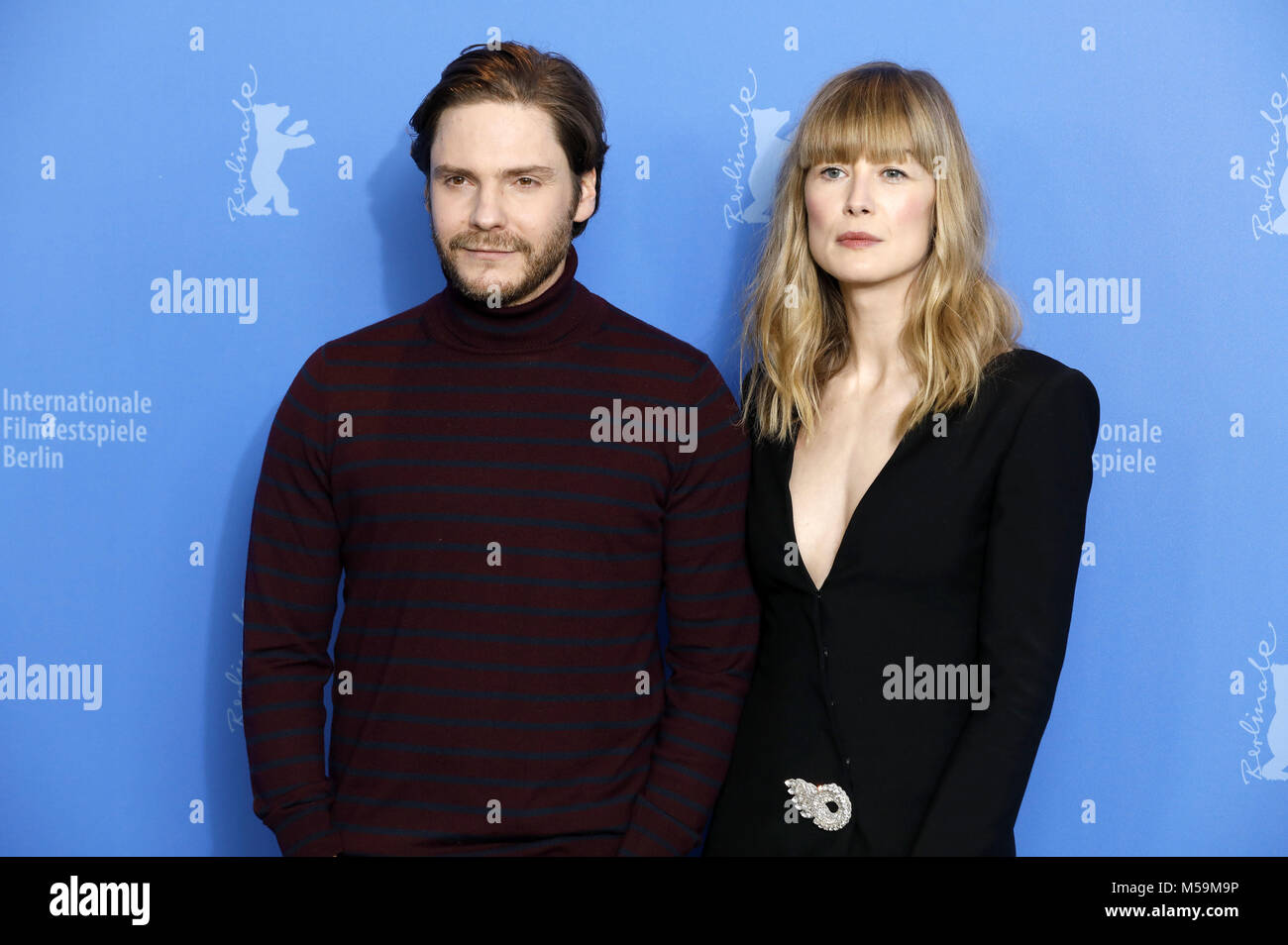 Berlin, Deutschland. 19 Feb, 2018. Daniel Brühl und Rosamund Pike beim Fotoshooting zu'7 Tage in Entebbe/7 Tage in Entebbe" der Berlinale 2018/68. Internationalen Filmfestspiele Berlin im Hotel Grand Hyatt ein. Berlin, 19.02.2018 | Verwendung weltweit Quelle: dpa/Alamy leben Nachrichten Stockfoto