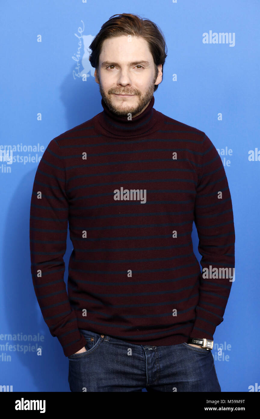 Berlin, Deutschland. 19 Feb, 2018. Daniel Brühl beim Fotoshooting zu'7 Tage in Entebbe/7 Tage in Entebbe" der Berlinale 2018/68. Internationalen Filmfestspiele Berlin im Hotel Grand Hyatt ein. Berlin, 19.02.2018 | Verwendung weltweit Quelle: dpa/Alamy leben Nachrichten Stockfoto