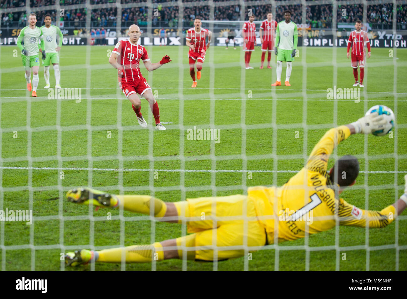 Wolfsburg, Deutschland. 17 Feb, 2018. Arjen Robben (M) schiesst einen Elfmeter gegen goalwart Koen CASTEELS (WOB), der den Ball haelt, h lt, gehalten, Aktion, Elfer, Strafstoss, Pennalty, Fussball 1. 1. Fussballbundesliga, 23. Spieltag VfL Wolfsburg (WOB) - FC Bayern München (M) 1:2, am 17.02.2018 in Wolfsburg/Deutschland. | Verwendung der weltweiten Kredit: dpa/Alamy leben Nachrichten Stockfoto